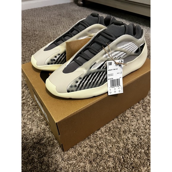 Adidas Yeezy 700 V3 Fade Salt (ID1674) Grey Size 12.5 Kanye West Boost 350 500 Adidas Yeezy 700 V3 Fade Salt (ID1674) Grey Size 12.5 Kanye West Boost 350 500